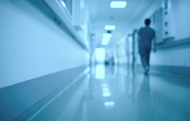 Le CGLPL estime que la prise en charge des patients détenus au Centre hospitalier intercommunal de Poissy – Saint-Germain-en-Laye est « insuffisamment protocolisée »